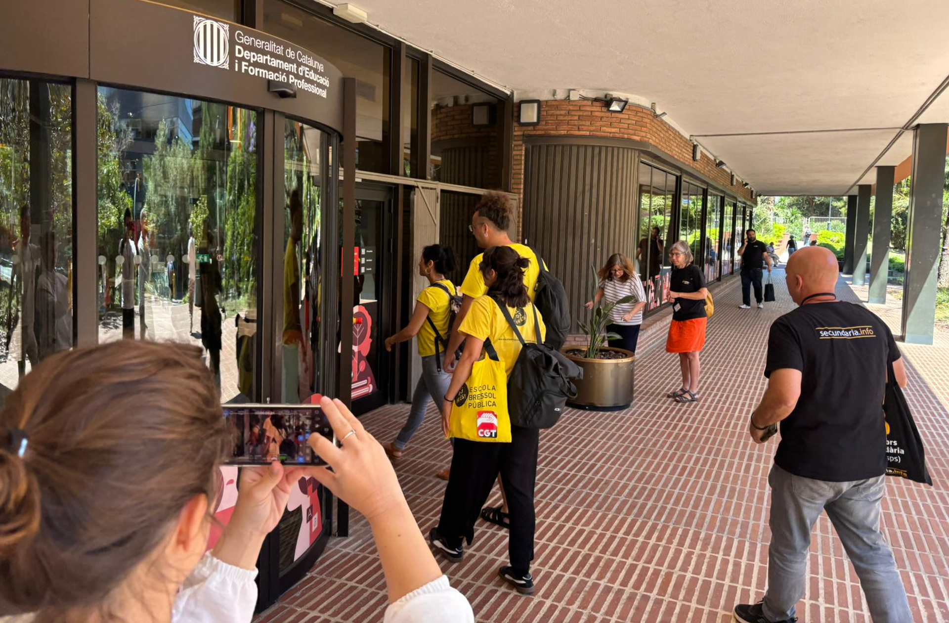 Els sindicats entren a la reunió de la Conselleria