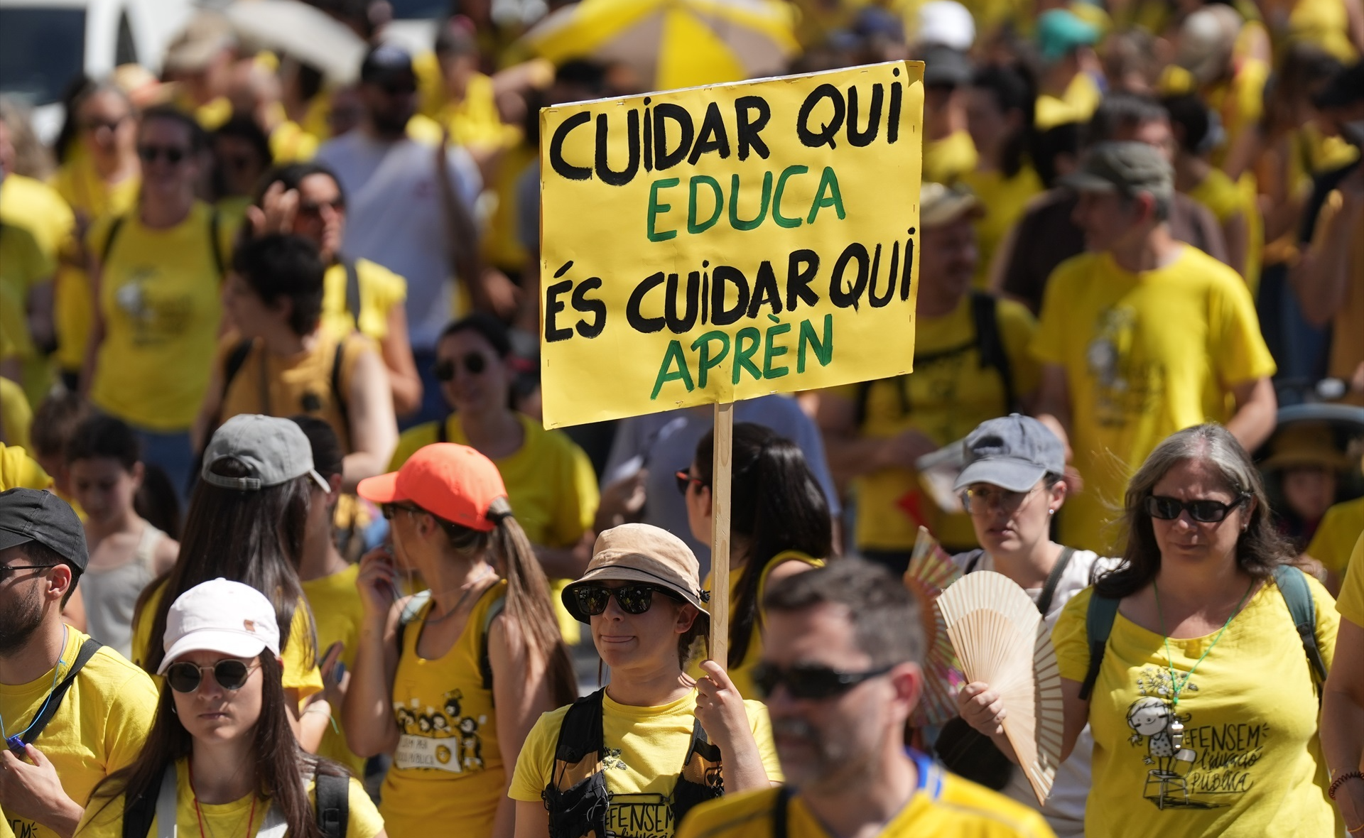 Una pancarta reivindicativa en la manifestació de docents del 27 de maig a Barcelona