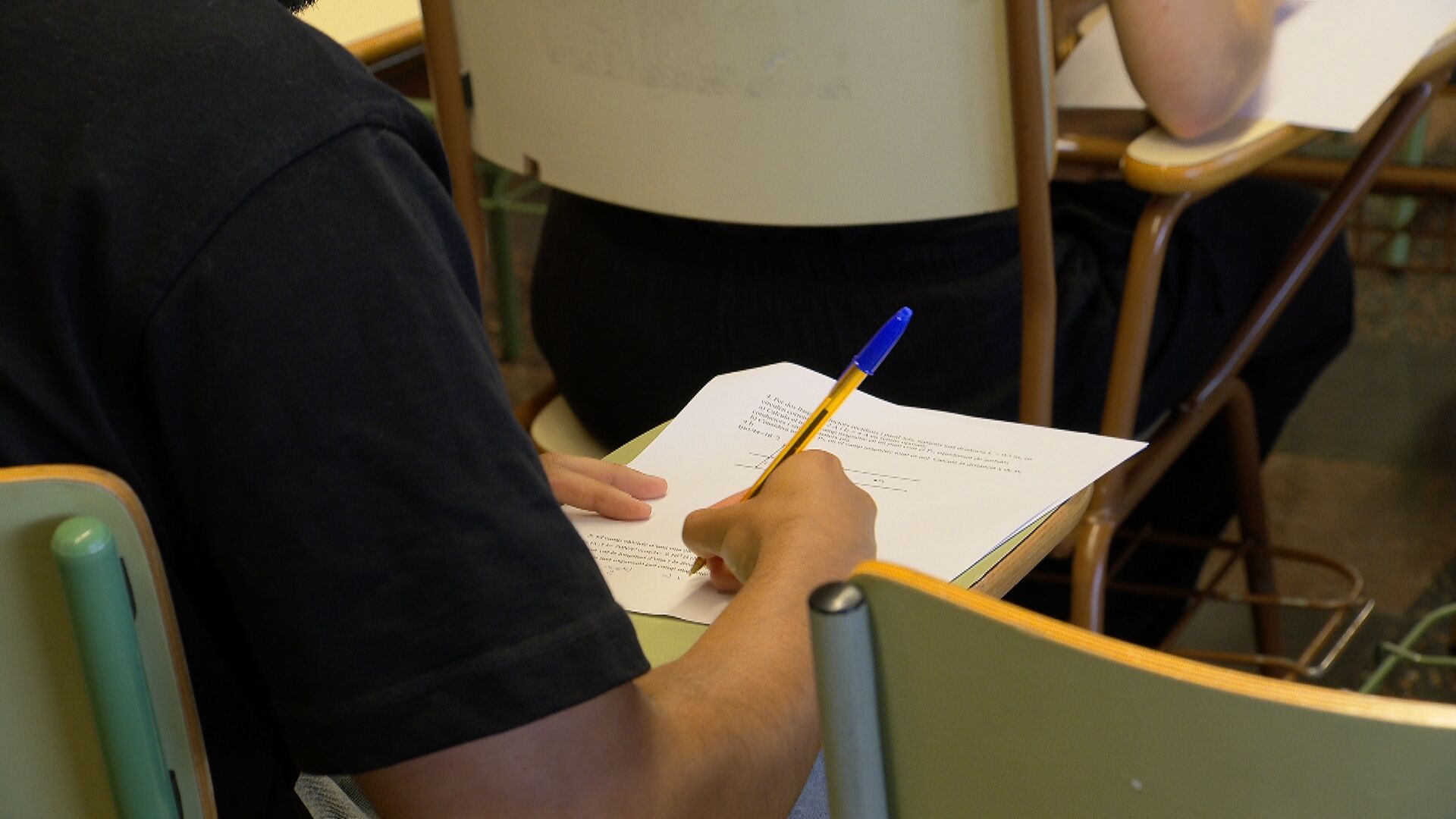 Detall d'un estudiant fent un examen